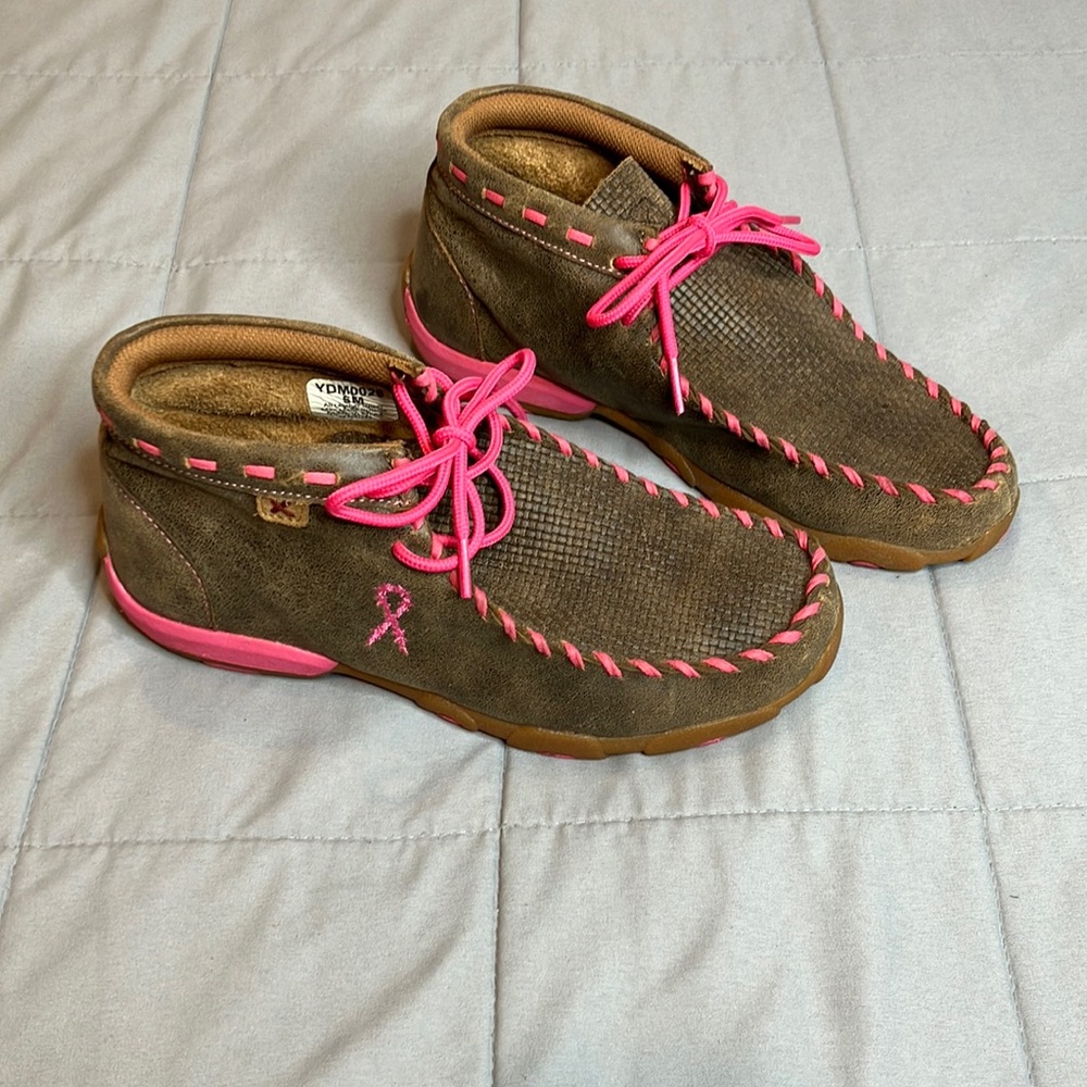 YDM0026 Twisted X Kid’s Driving Moccasins – Bomber/Neon Pink 5M